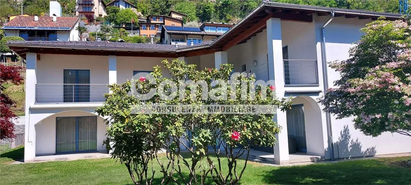 Casa bifamiliare con bel giardino - Foto 10 di 11