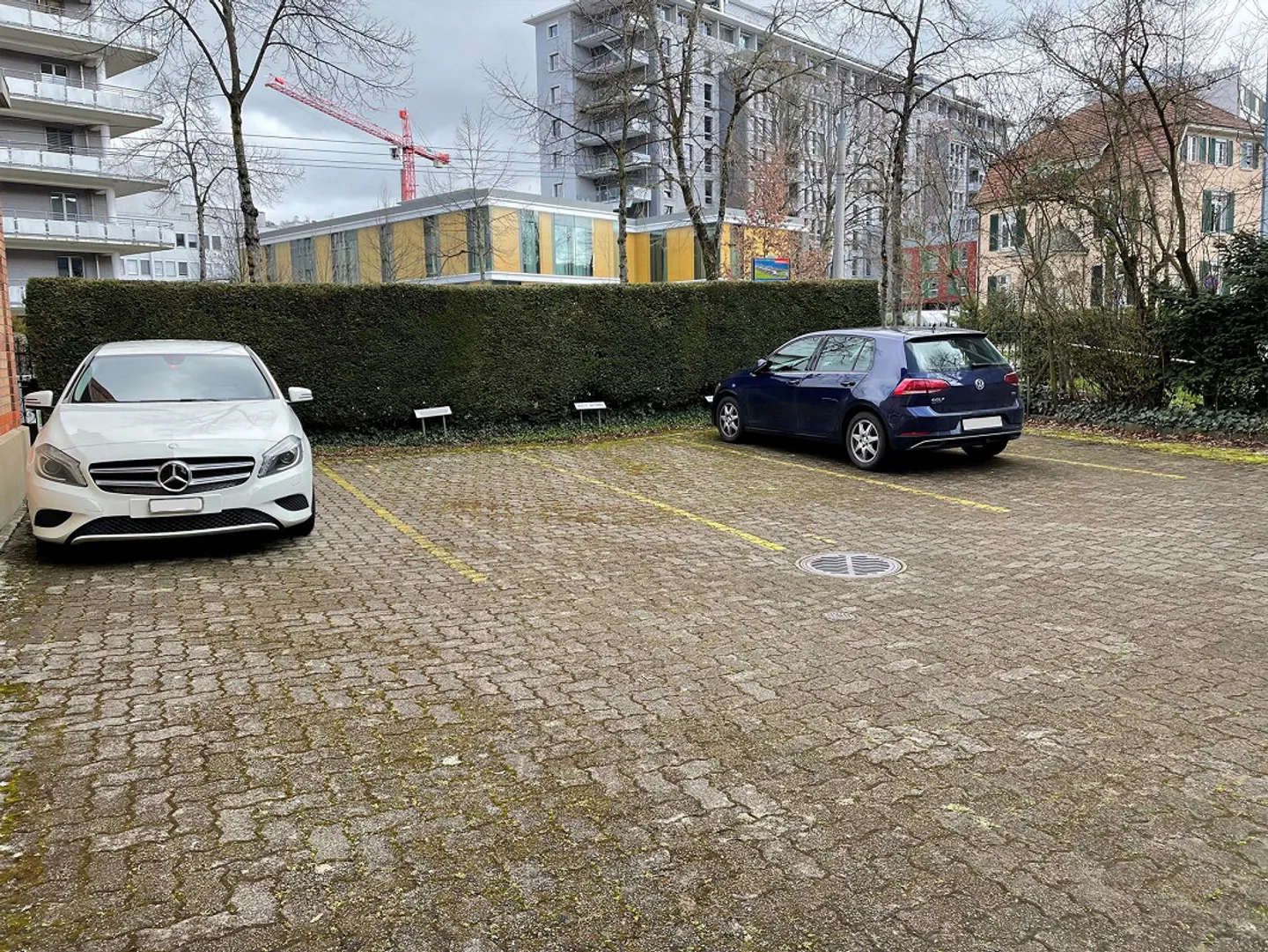 Parking extérieur pour voitures particulières en face de l'hôpital - Photo 1 sur 1