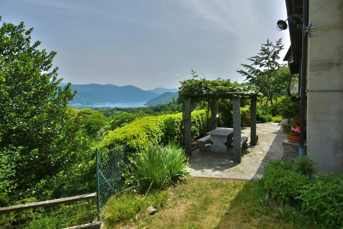 Casa ticinese con grotto, rustici e tanto terreno - Foto 1 di 15