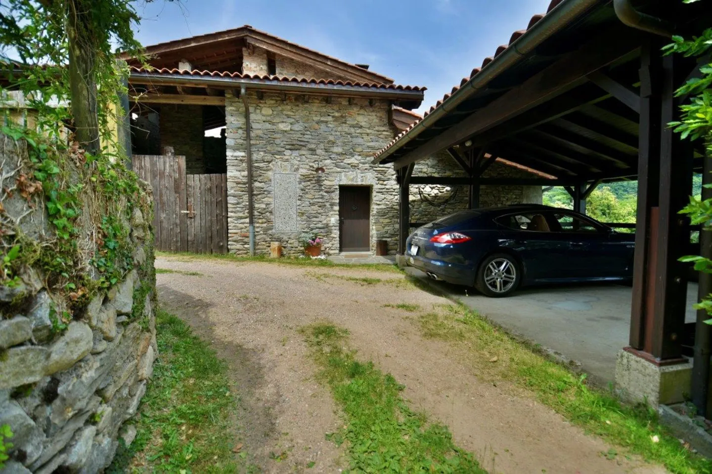 Casa ticinese con grotto, rustici e tanto terreno - Foto 2 di 15