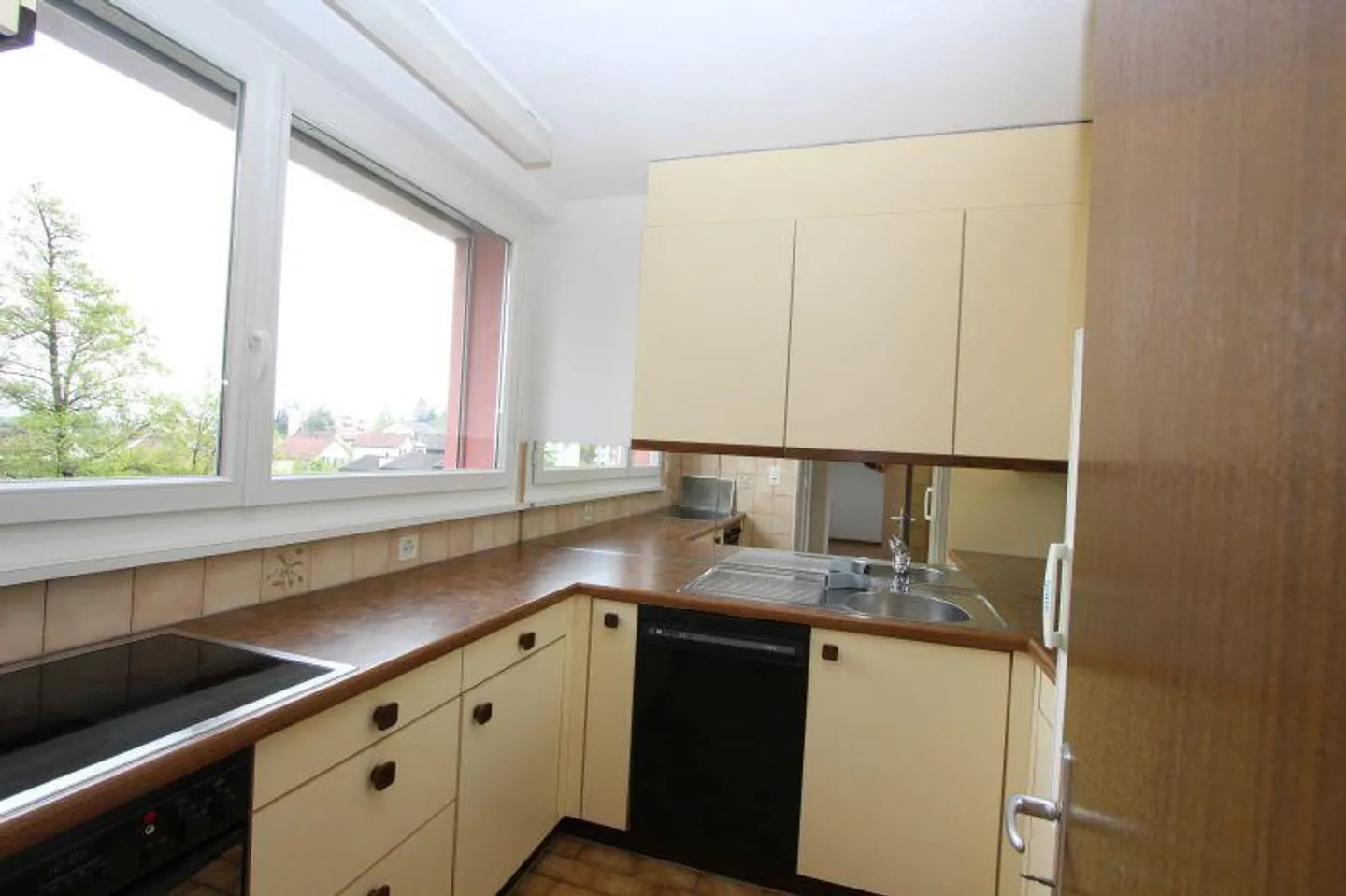 Sunny apartment with a view seeks tenant! - Photo 2 of 7