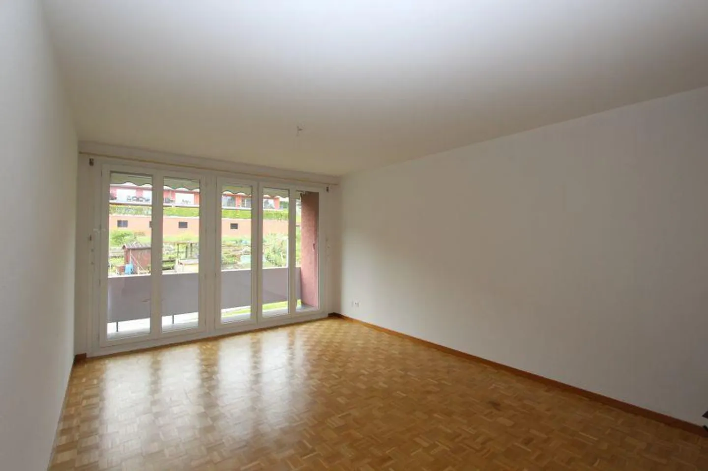 Sunny apartment with a view seeks tenant! - Photo 5 of 7