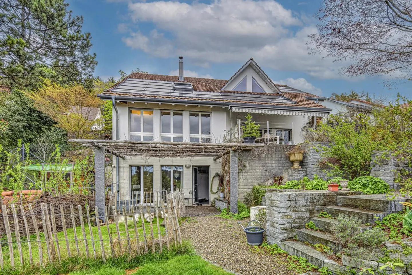 Maison individuelle de 5 ½ pièces de rêve dans un emplacement en pente sud-ouest surélevé ! - Photo 2 sur 22