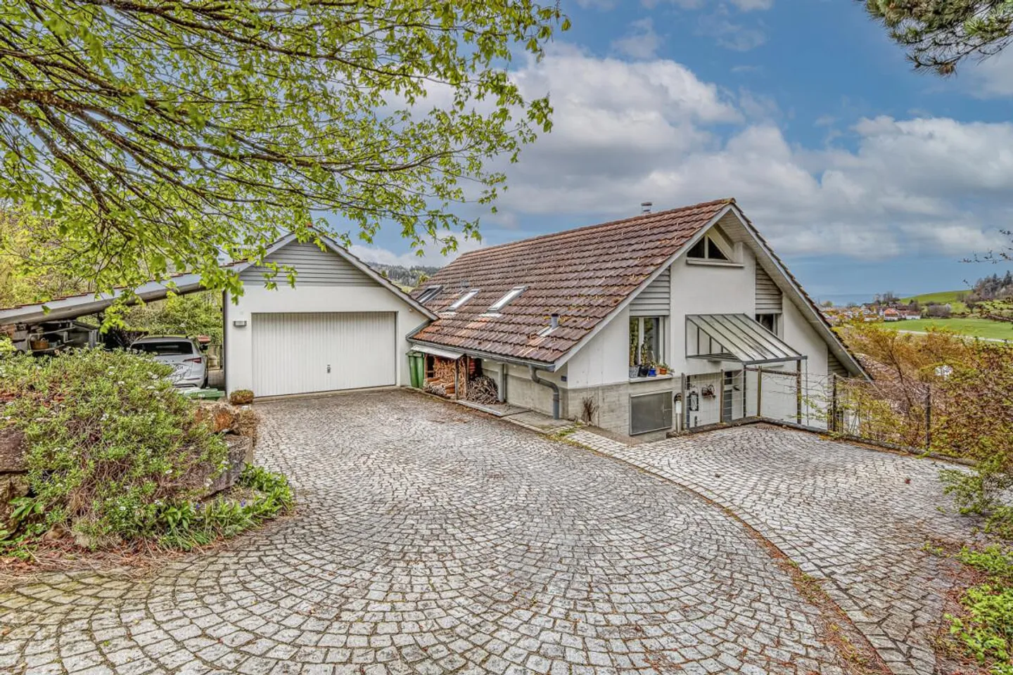 Maison individuelle de 5 ½ pièces de rêve dans un emplacement en pente sud-ouest surélevé ! - Photo 3 sur 22