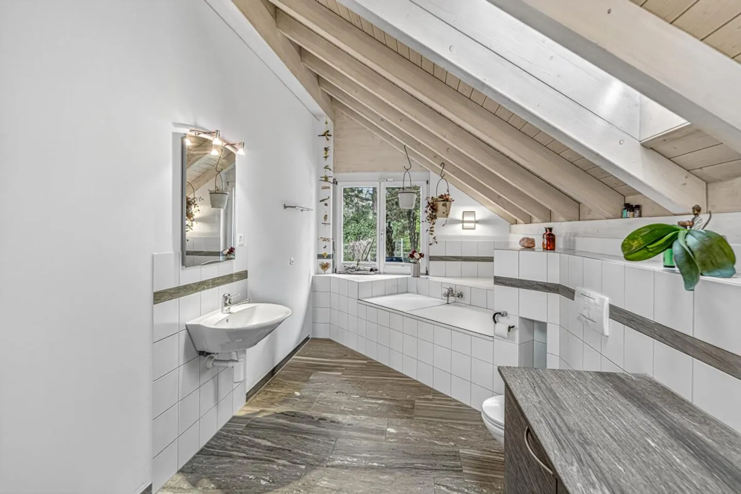 Maison individuelle de 5 ½ pièces de rêve dans un emplacement en pente sud-ouest surélevé ! - Photo 7 sur 22