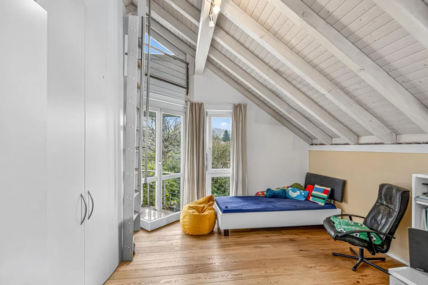 Maison individuelle de 5 ½ pièces de rêve dans un emplacement en pente sud-ouest surélevé ! - Photo 5 sur 22