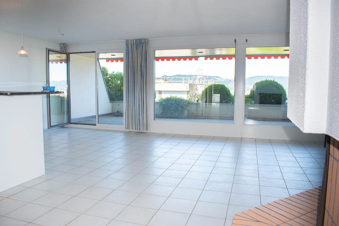 Charmante appartement de 4,5 pièces avec vue sur la montagne et le lac à Herrliberg - Photo 11 sur 18