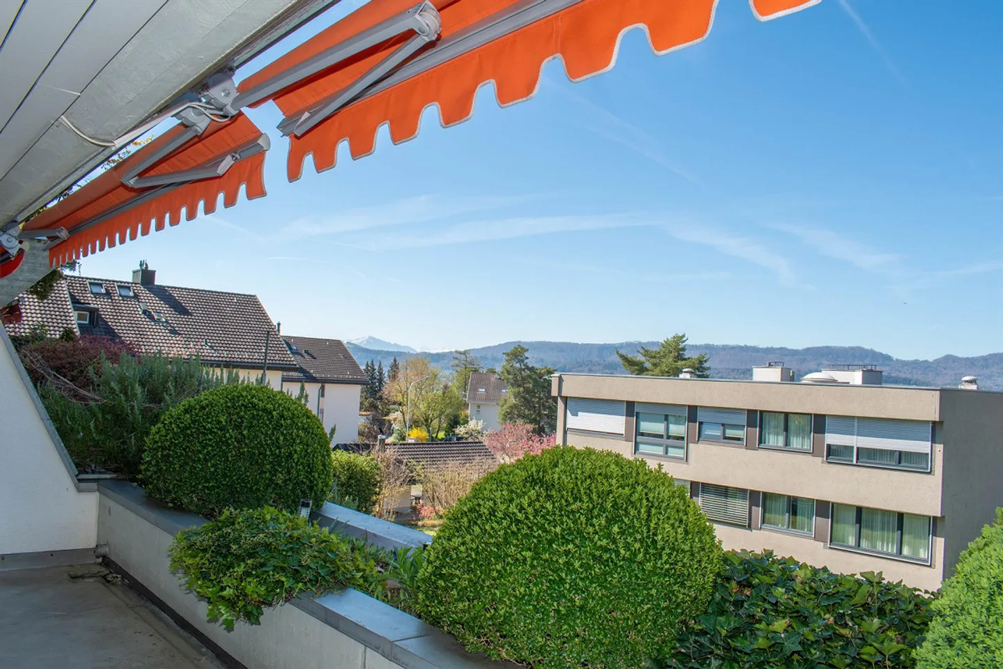 Charmante appartement de 4,5 pièces avec vue sur la montagne et le lac à Herrliberg - Photo 5 sur 18