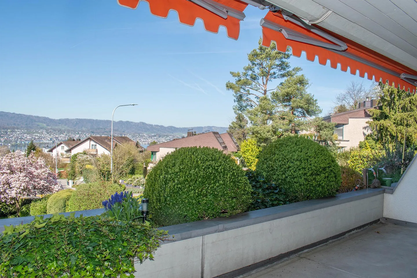 Charmante appartement de 4,5 pièces avec vue sur la montagne et le lac à Herrliberg - Photo 6 sur 18