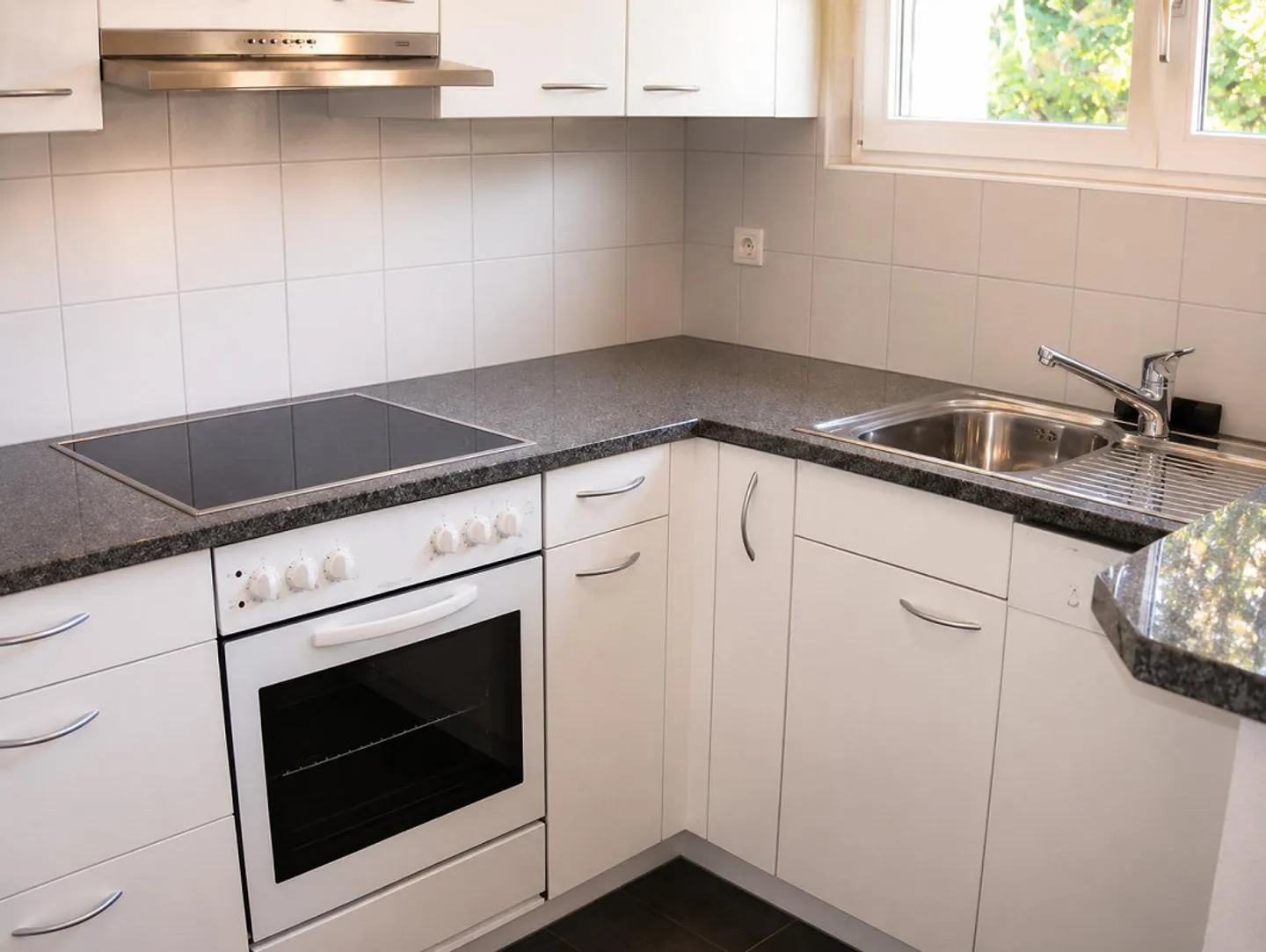 Bright 4.5-room apartment with garden seating area in a quiet residential area - Photo 2 of 8