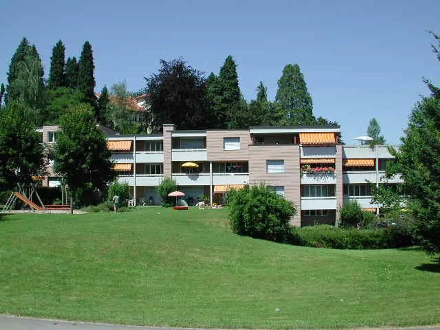 Bright 4.5-room apartment with garden seating area in a quiet residential area - Photo 1 of 8