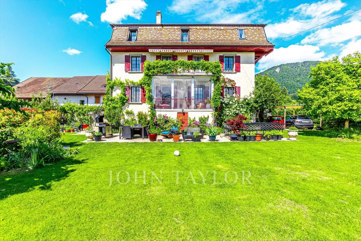 Casa con 600m2 nel cuore di St-Légier - Foto 1 di 13