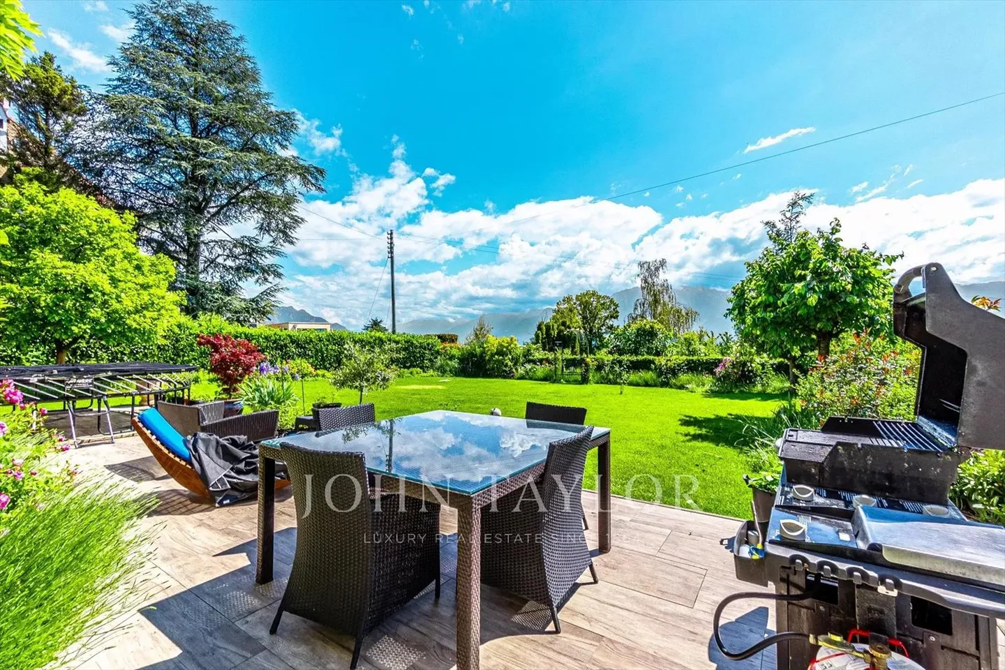 Casa con 600m2 nel cuore di St-Légier - Foto 3 di 13