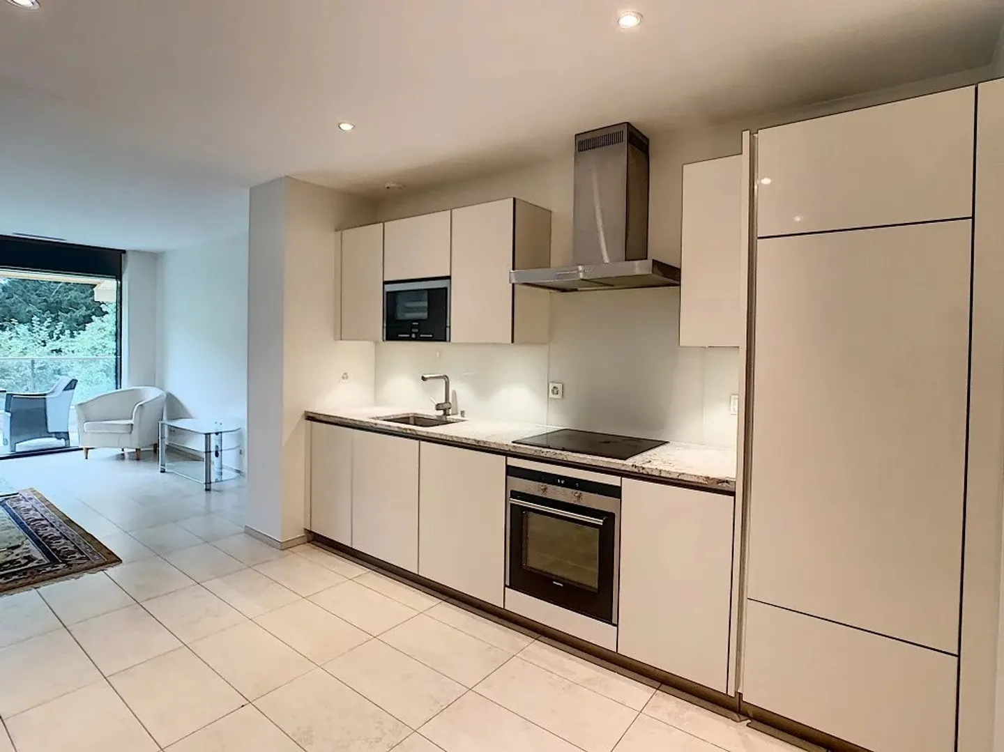 Luxury Apartment in Prime Location - Photo 5 of 10