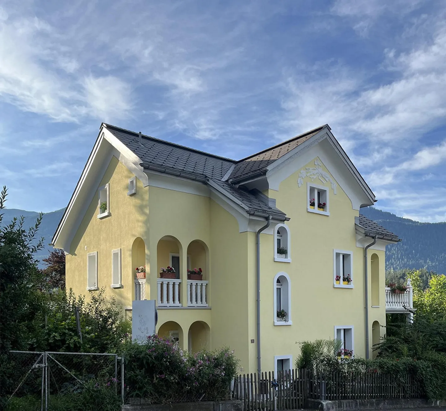 Renovated detached house with granny flat and garden seat - Photo 3 of 3