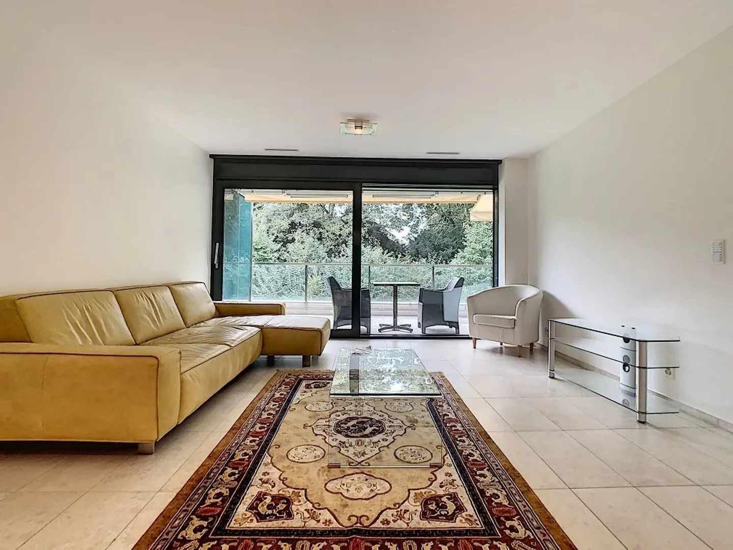 Luxury Apartment in Prime Location - Photo 2 of 10