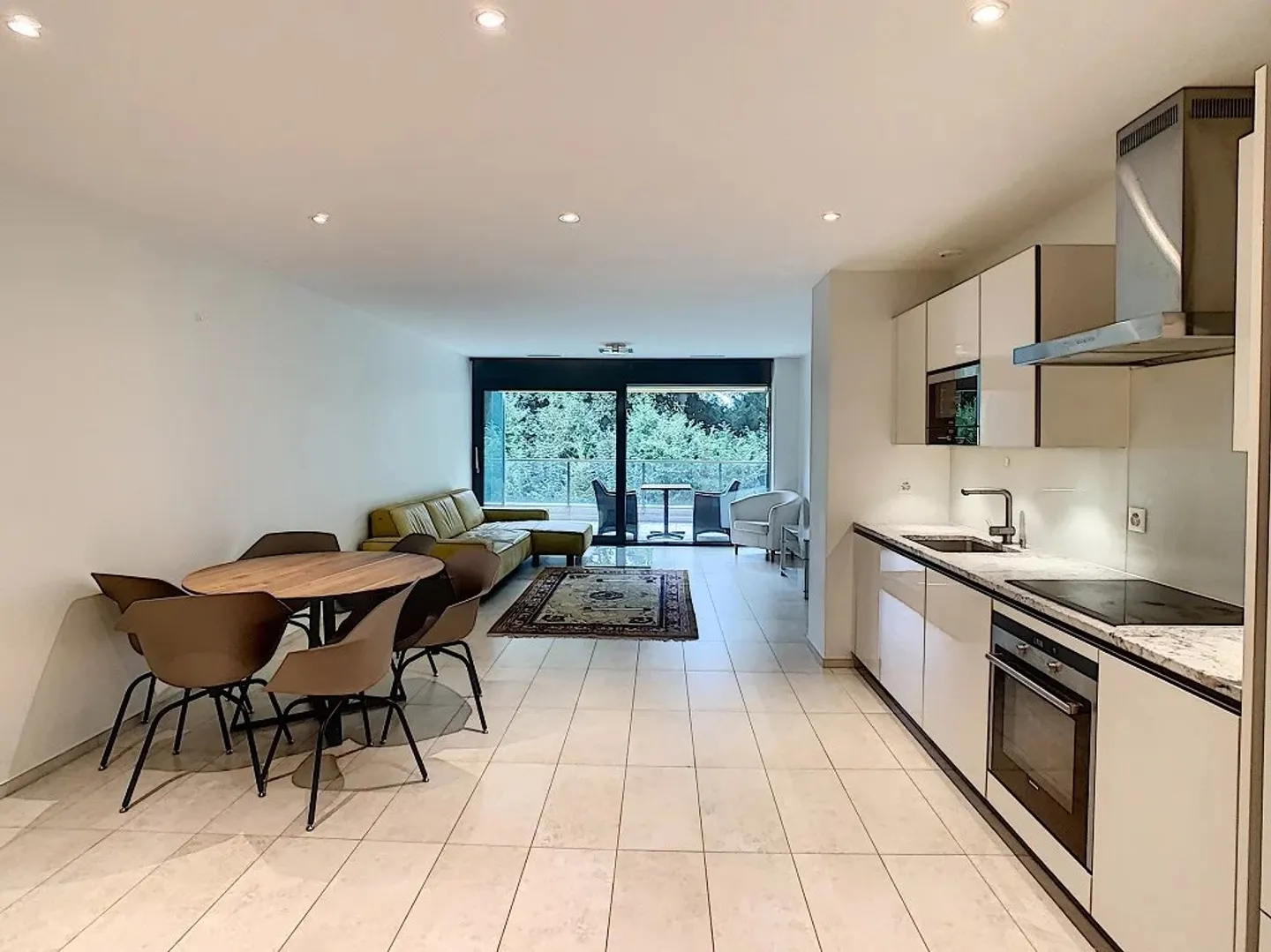 Luxury Apartment in Prime Location - Photo 4 of 10