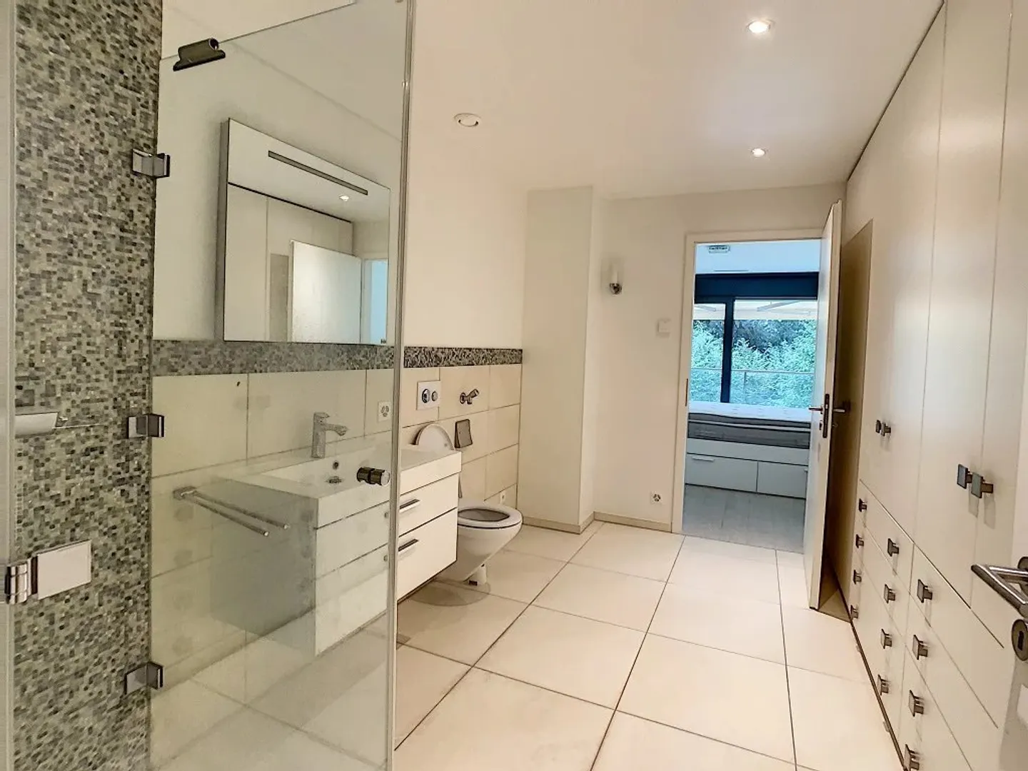 Luxury Apartment in Prime Location - Photo 7 of 10