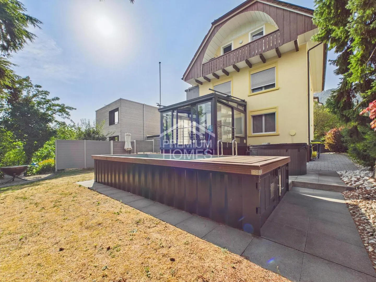 Exclusive family house with additional living unit, pool and double garage - Photo 3 of 13