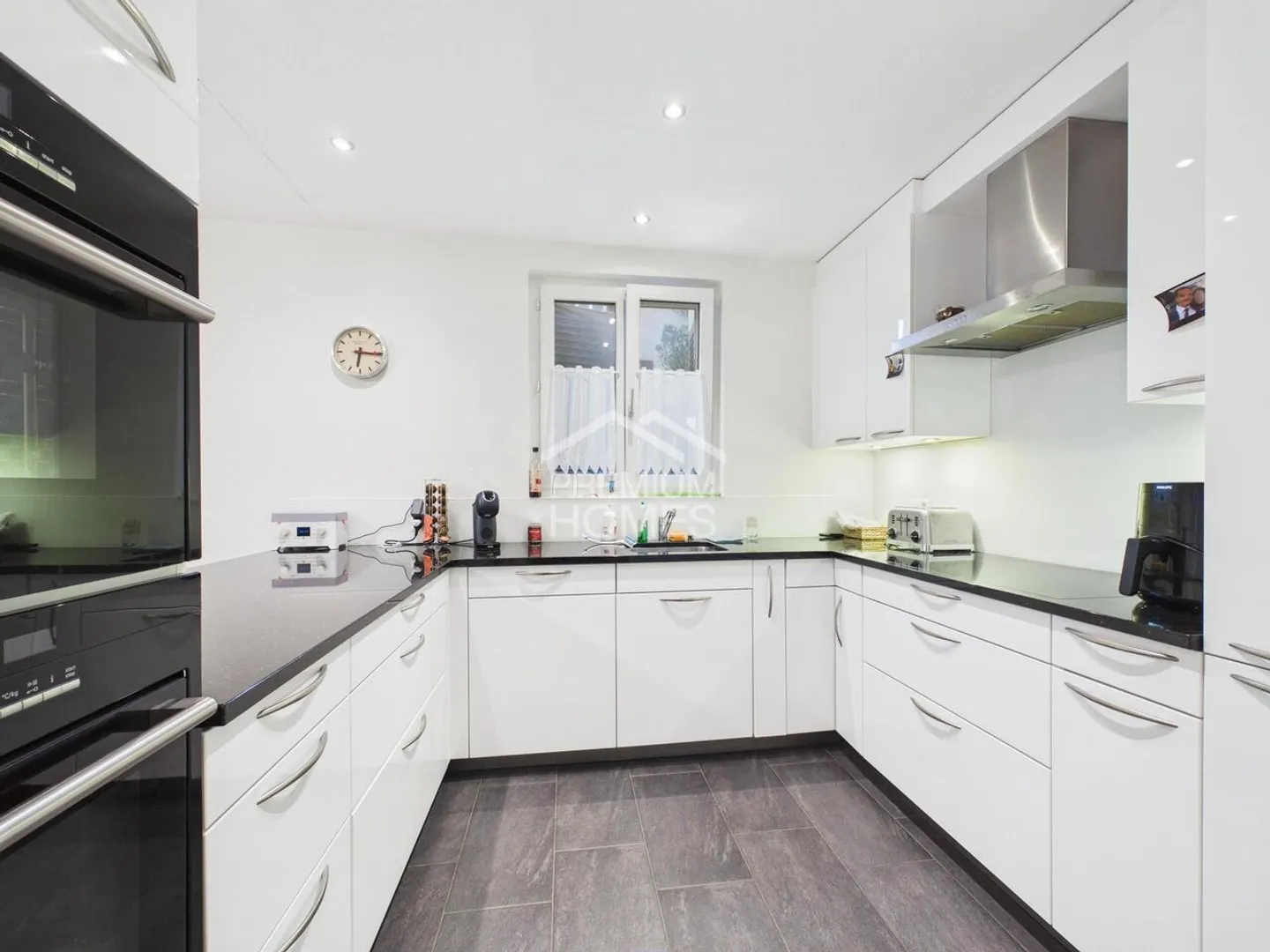 Exclusive family house with additional living unit, pool and double garage - Photo 9 of 13