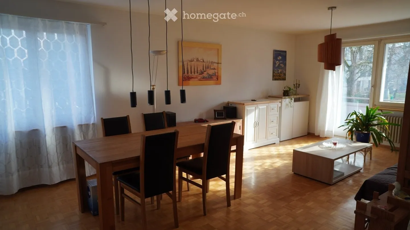 Appartamento soleggiato con 4 stanze con vista sul verde in una casa tranquilla - Foto 1 di 5