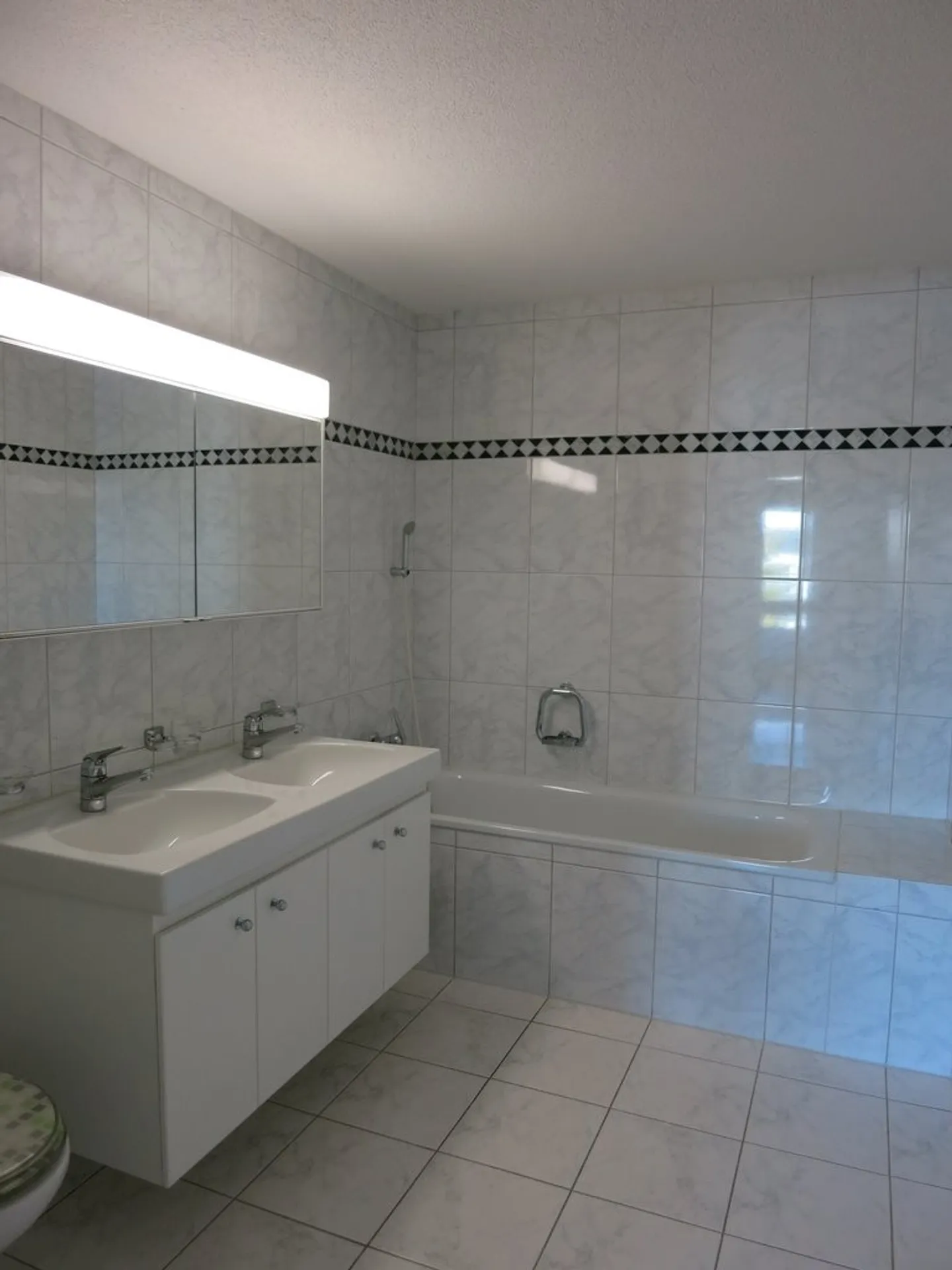 Un emplacement élevé, près des installations sportives - Photo 4 sur 7