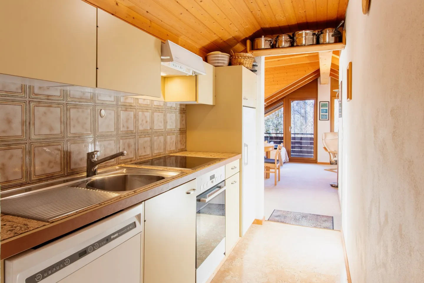 Esposizione a sud - vicino al centro, agli impianti di risalita e ai mezzi pubblici - Foto 8 di 26