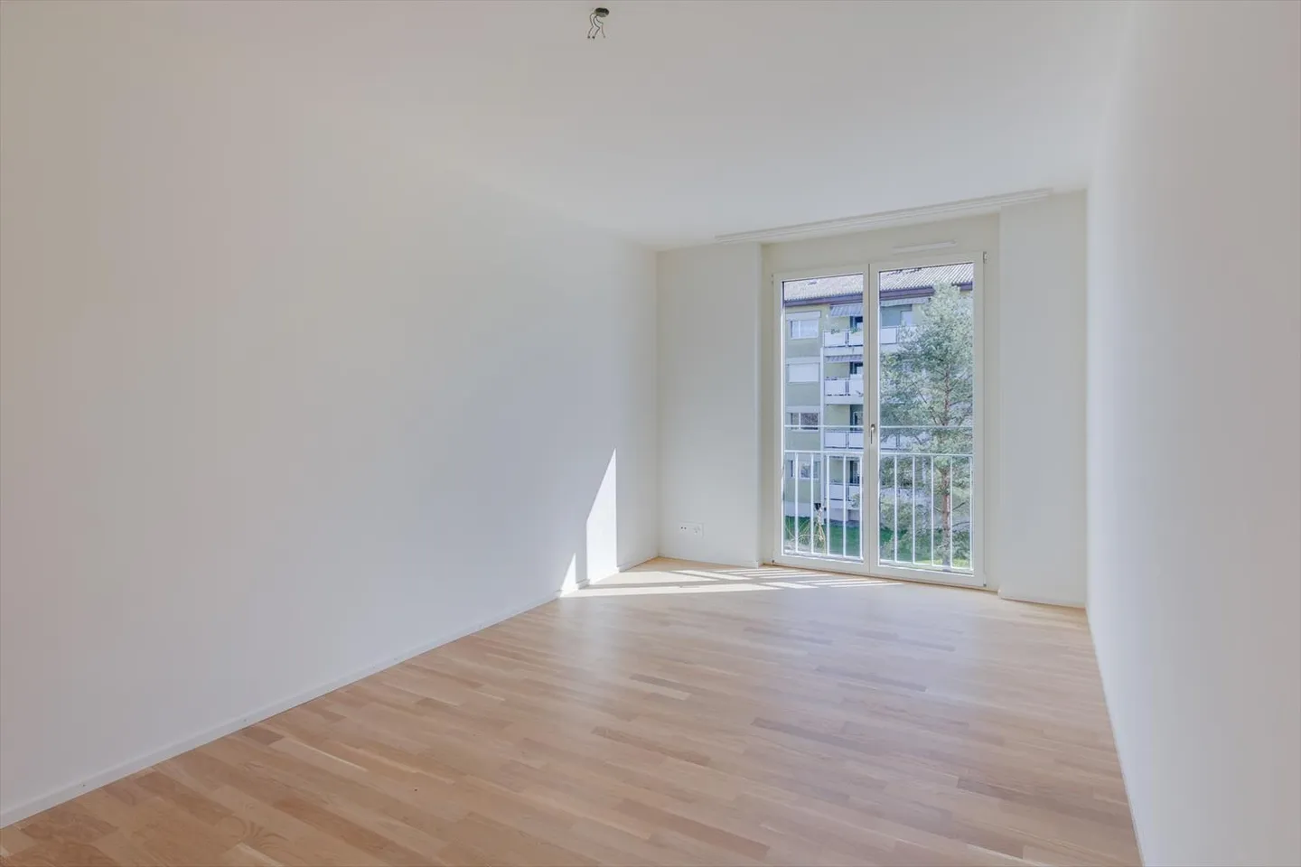 Modern and high-quality living - Photo 8 of 11