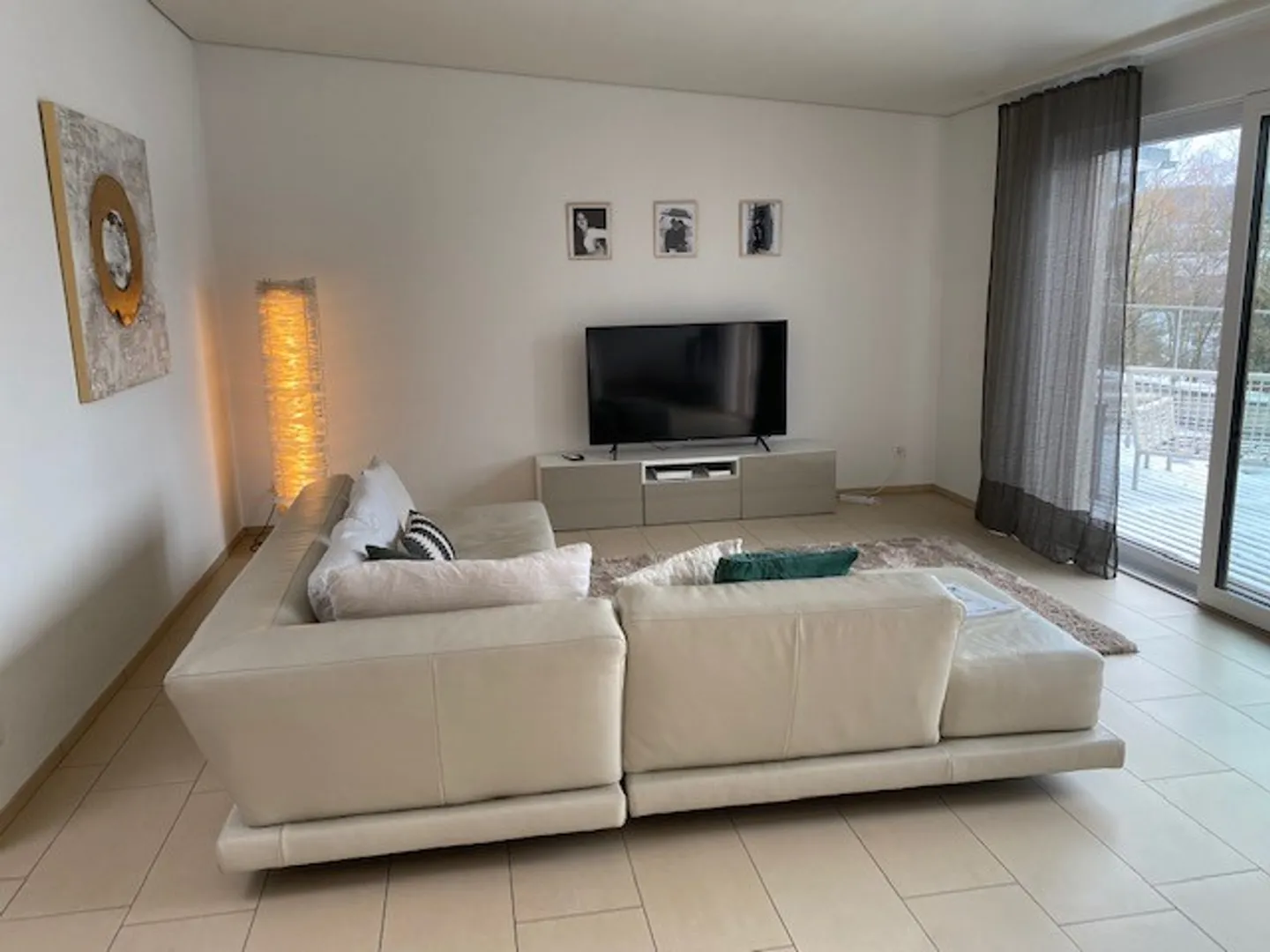 Appartement 4.5 pièces plein de charme, de soleil et d'espace - Photo 3 sur 10