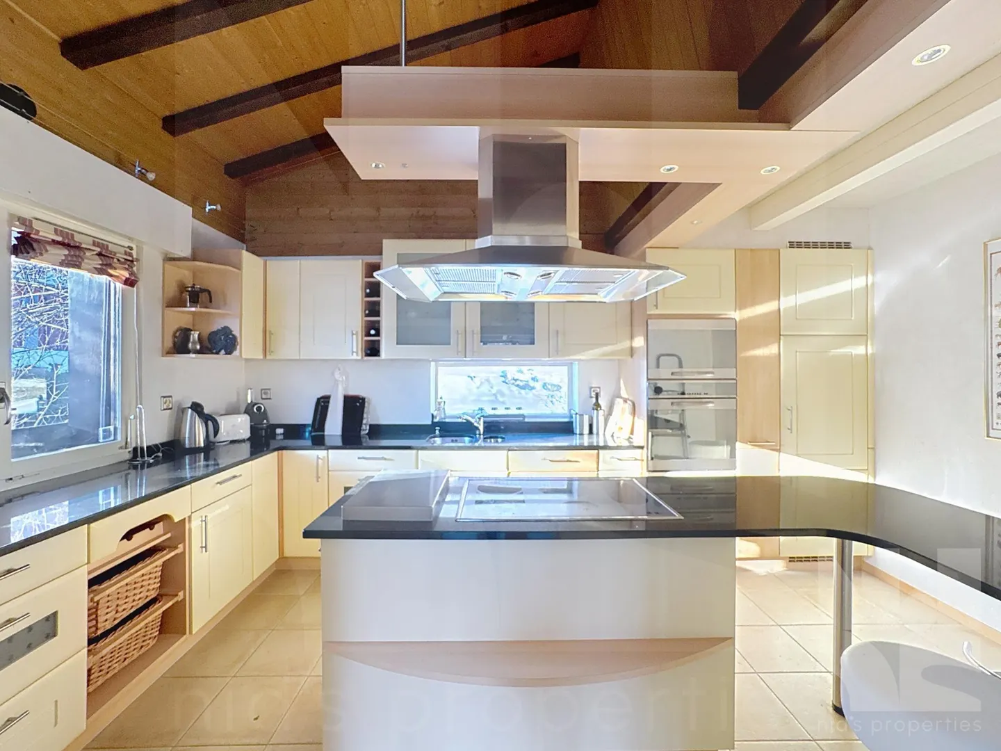Chalet with Panoramic Views - Photo 3 of 3