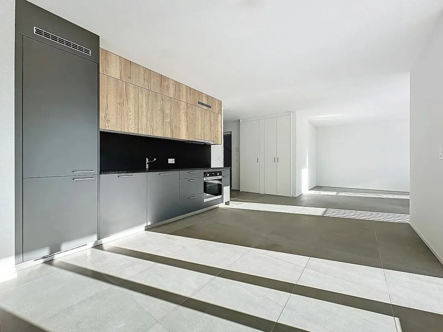 Spacious Apartment with Mountain View - Photo 2 of 11