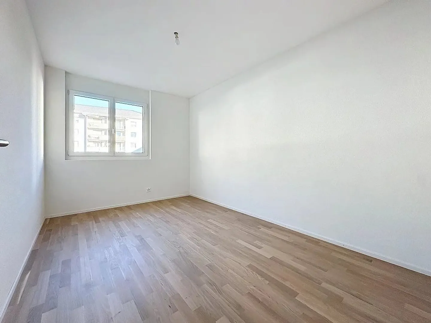 Spacious Apartment with Mountain View - Photo 4 of 11