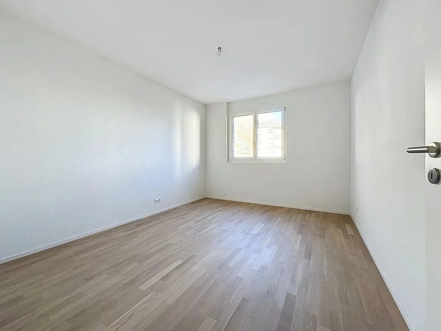 Spacious Apartment with Mountain View - Photo 5 of 11