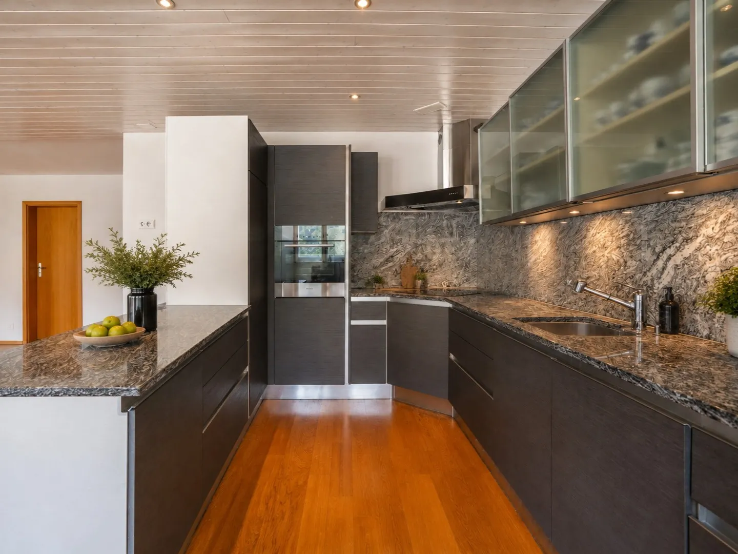 Modern 4.5-room apartment with sunny winter garden - Photo 2 of 8