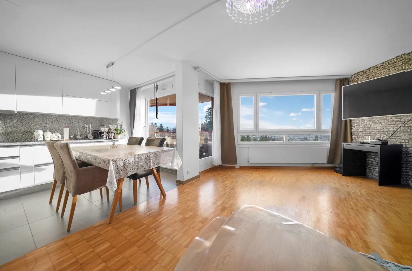 Bright, central 4.5-room condominium with a wide view - Photo 1 of 16