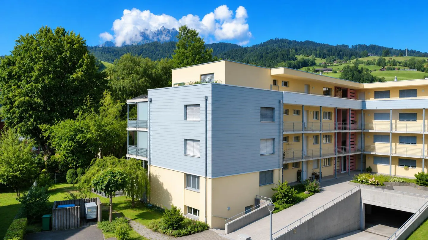 Modernized 4.5-room apartment with sunny balcony in Kriens - Photo 1 of 11