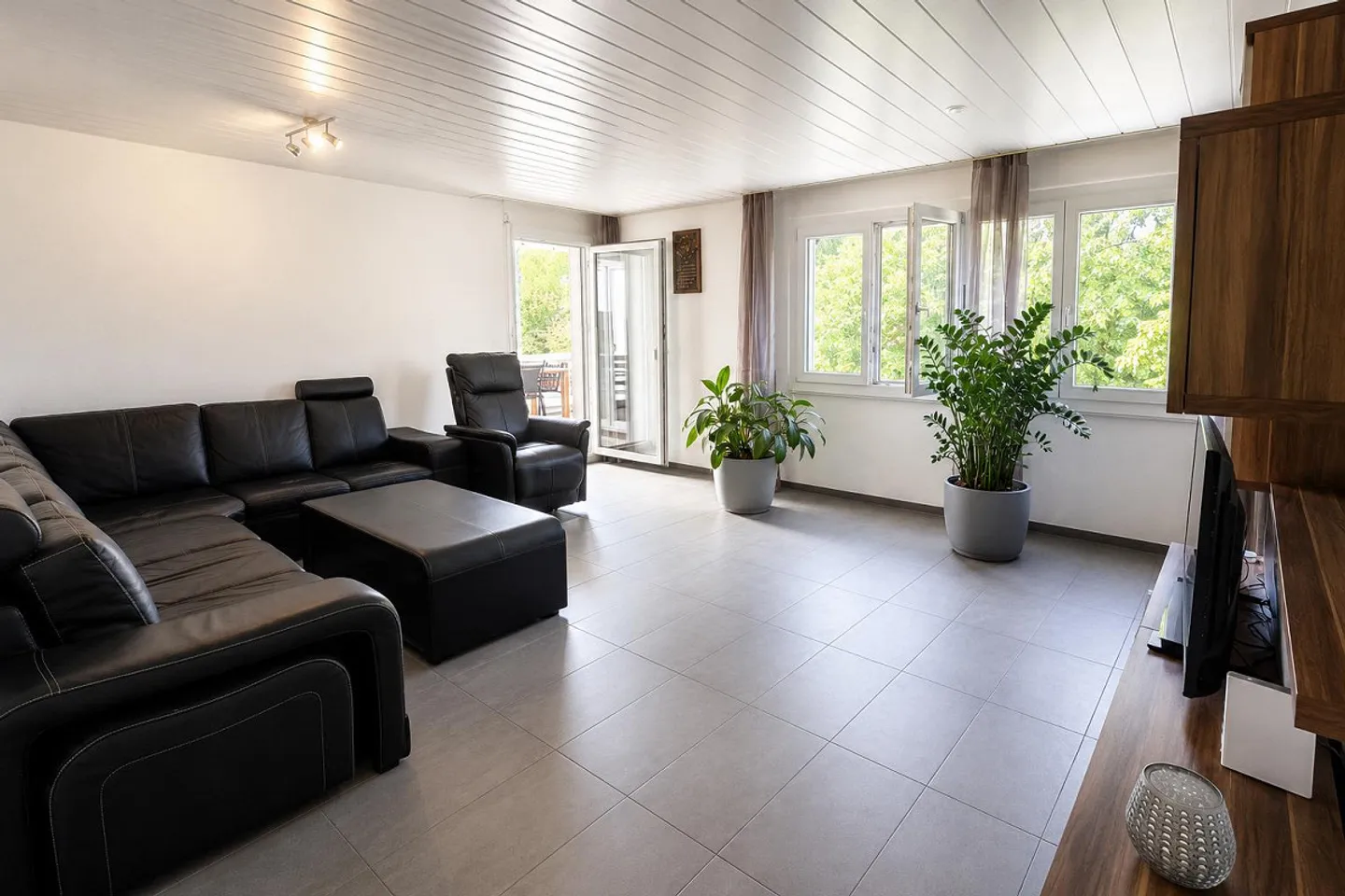 Modernized 4.5-room apartment with sunny balcony in Kriens - Photo 2 of 11