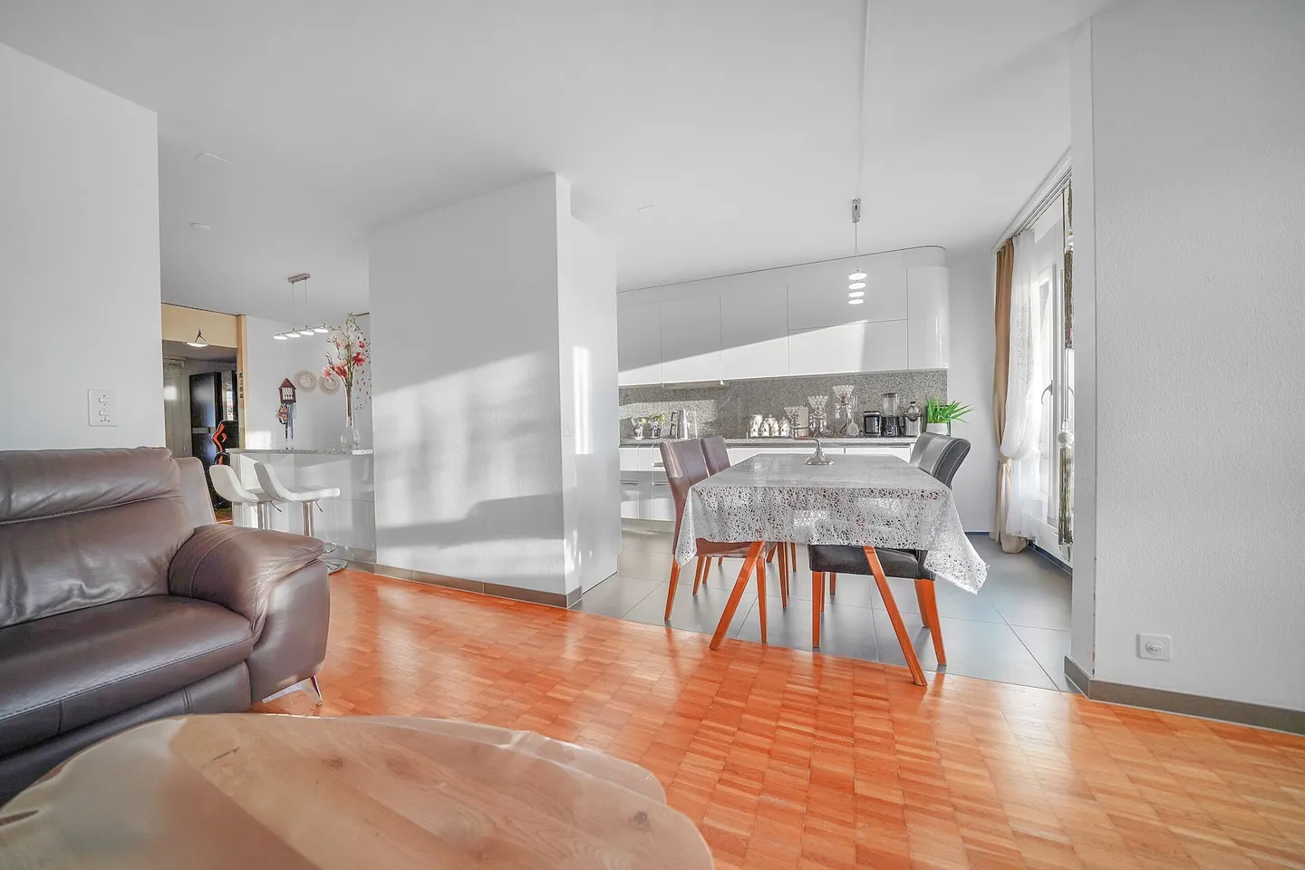 Bright, central 4.5-room condominium with a wide view - Photo 3 of 16