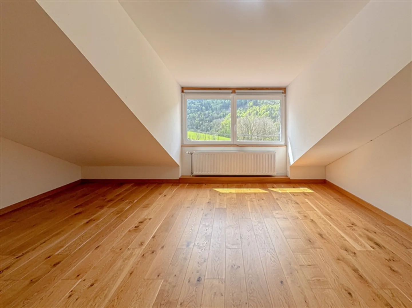 «Mitten in der Natur
6,5-Zimmer-Doppelhaus mit Gartenterrasse und Garagen» - Foto 9 von 14