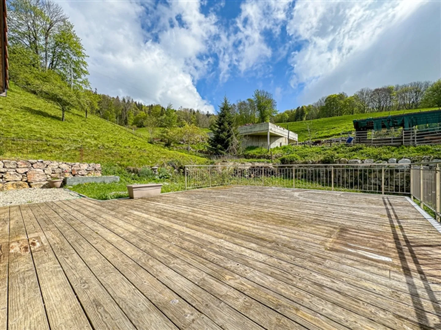 «Mitten in der Natur
6,5-Zimmer-Doppelhaus mit Gartenterrasse und Garagen» - Foto 13 von 14
