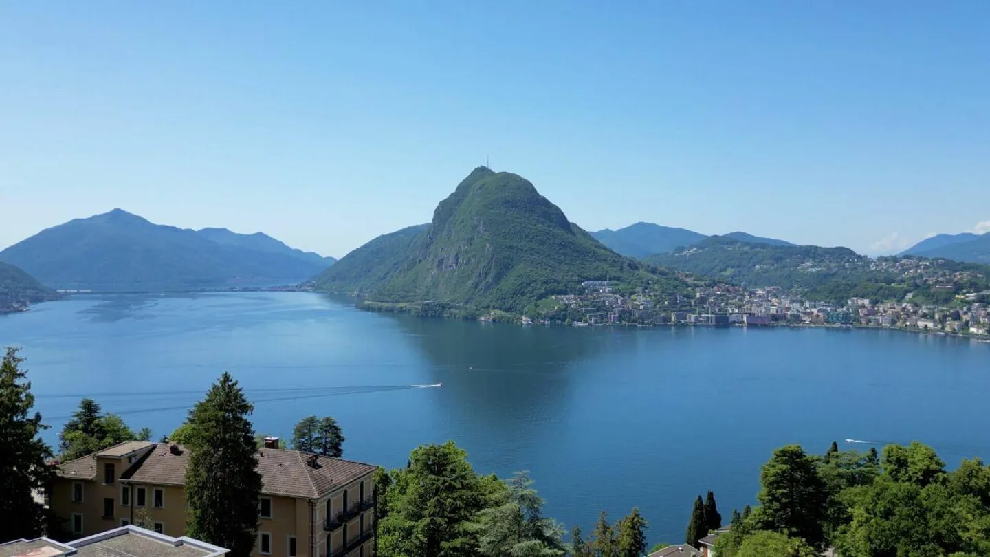 Lugano, Aldesago: Attika mit Terrasse Seeblick und Jacuzzi, 5,5 Lokale - Foto 4 von 18