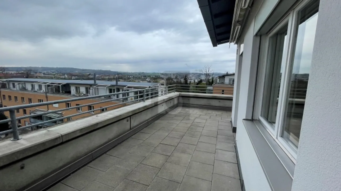 SPAZIOSO CON BALCONE E VISTA LONTANA - Foto 1 di 6