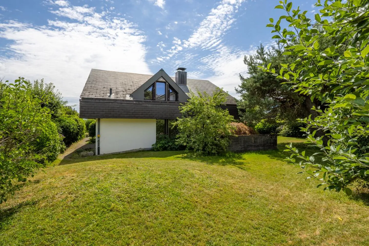 Richterswil: well-kept semi-detached house with garden and design options - Photo 1 of 5