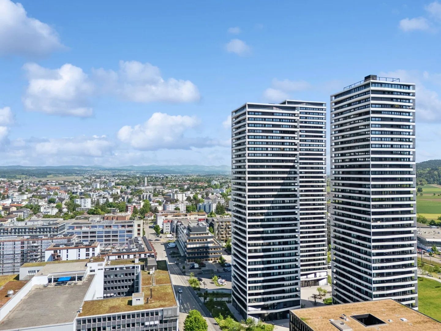 Rare, appartement de 4.5 pièces proche des nuages au 24ème étage - Photo 2 sur 13