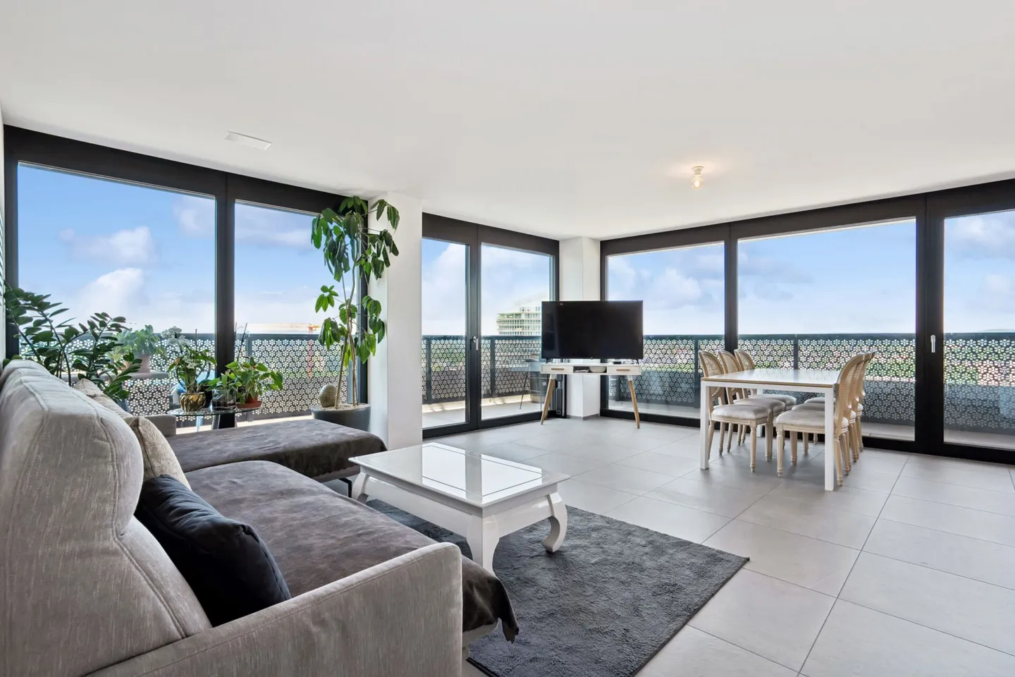 Rare, appartement de 4.5 pièces proche des nuages au 24ème étage - Photo 3 sur 13