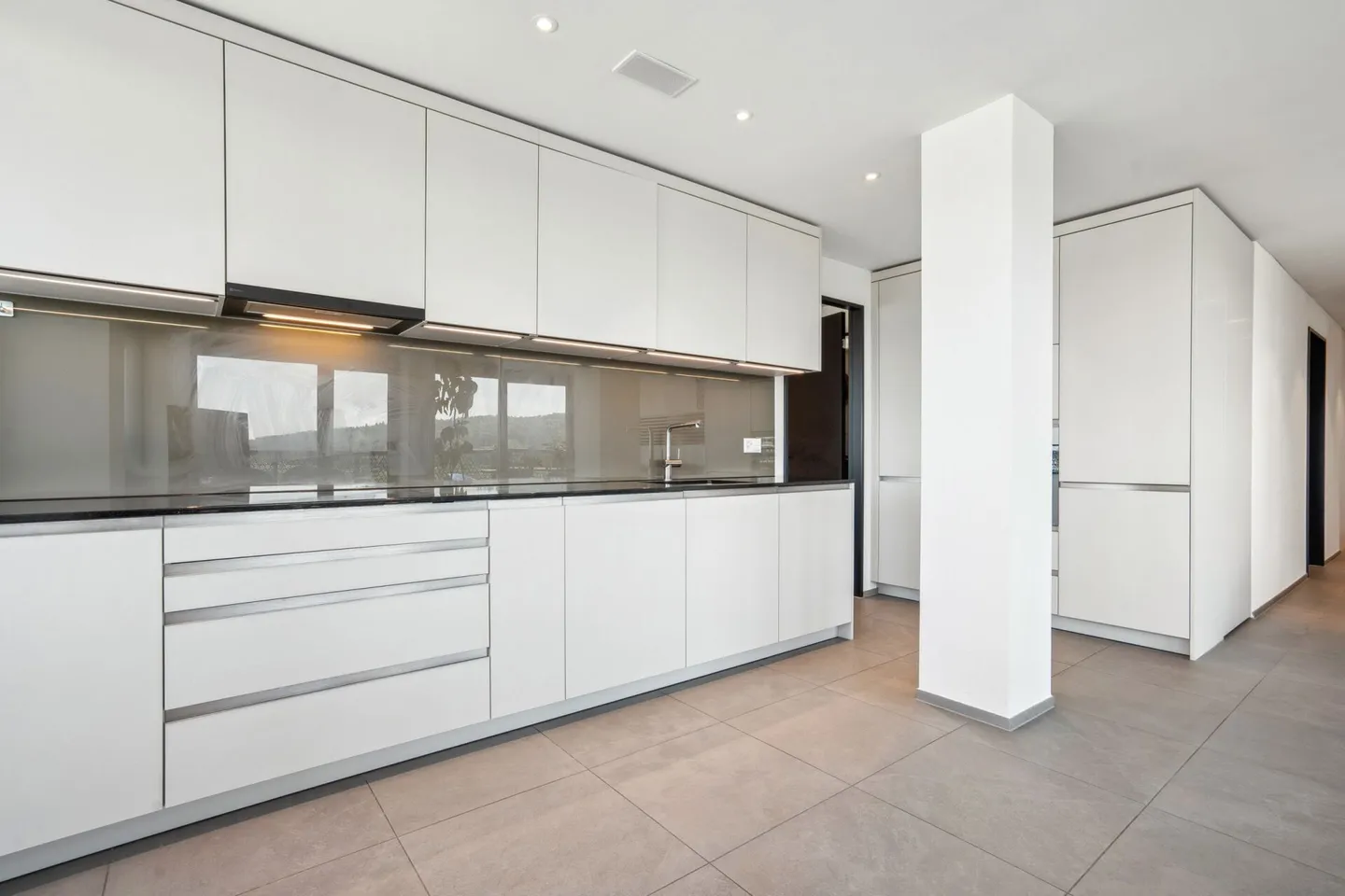 Rare, appartement de 4.5 pièces proche des nuages au 24ème étage - Photo 4 sur 13