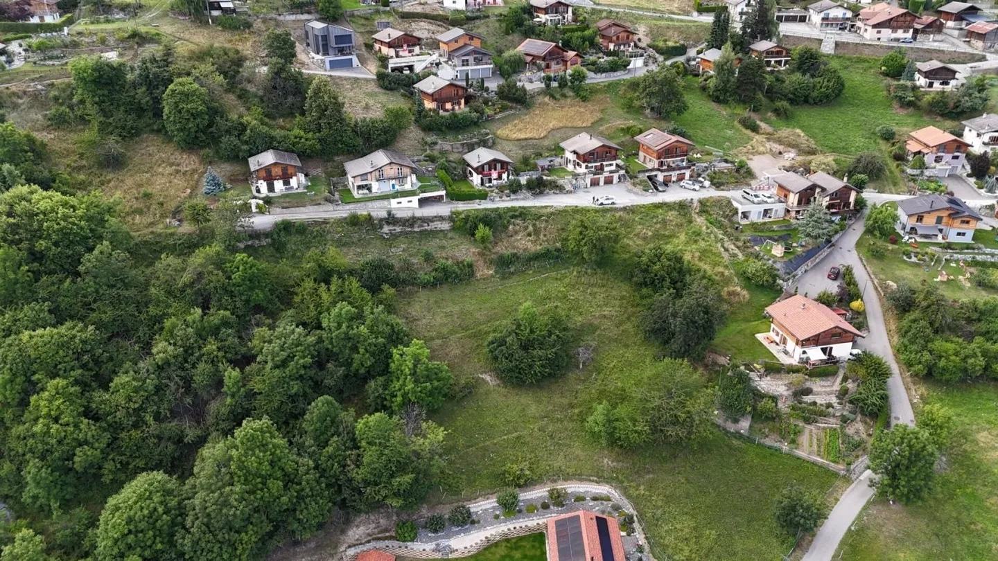 Land in Dugny in the municipality of Leytron - Photo 1 of 4