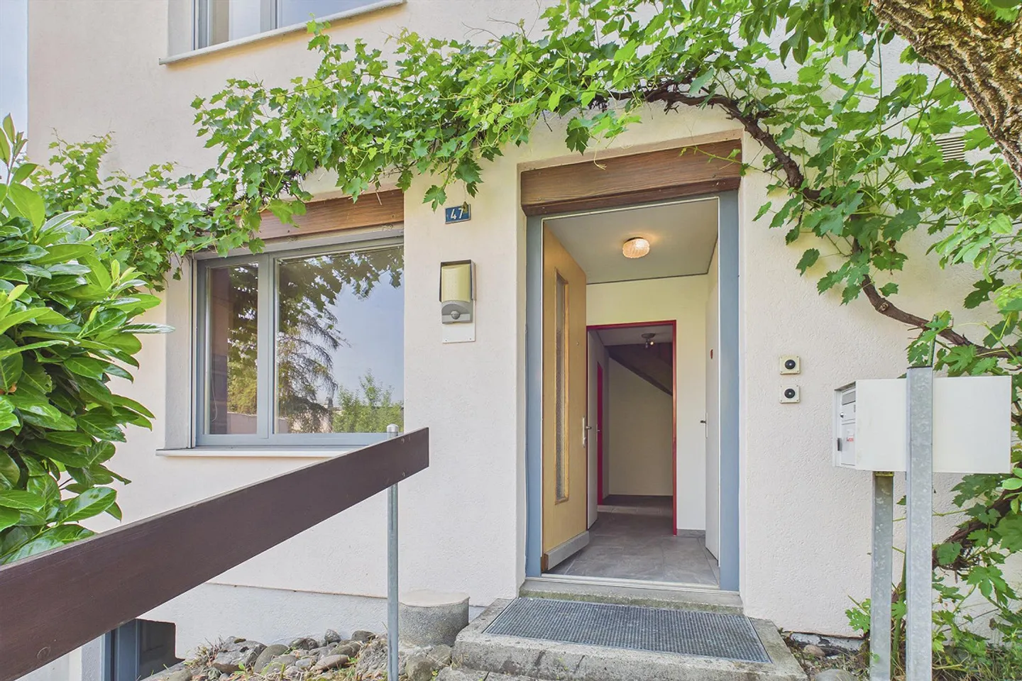 Charming 5-Room Townhouse in Ipsach - Photo 2 of 12