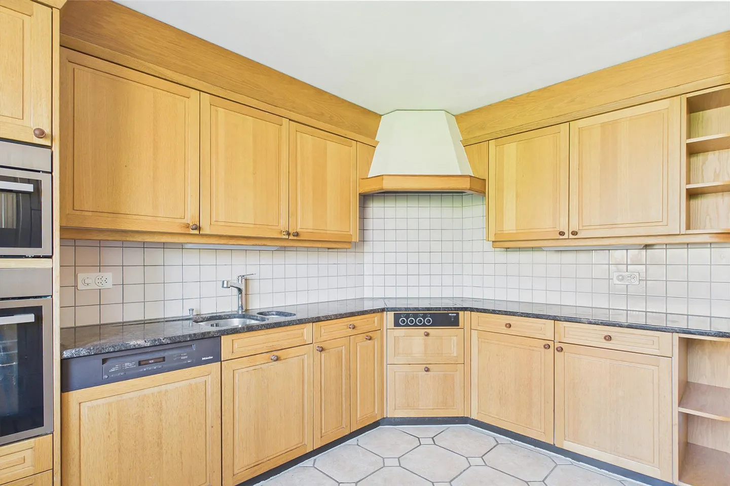 Charming 5-Room Townhouse in Ipsach - Photo 4 of 12