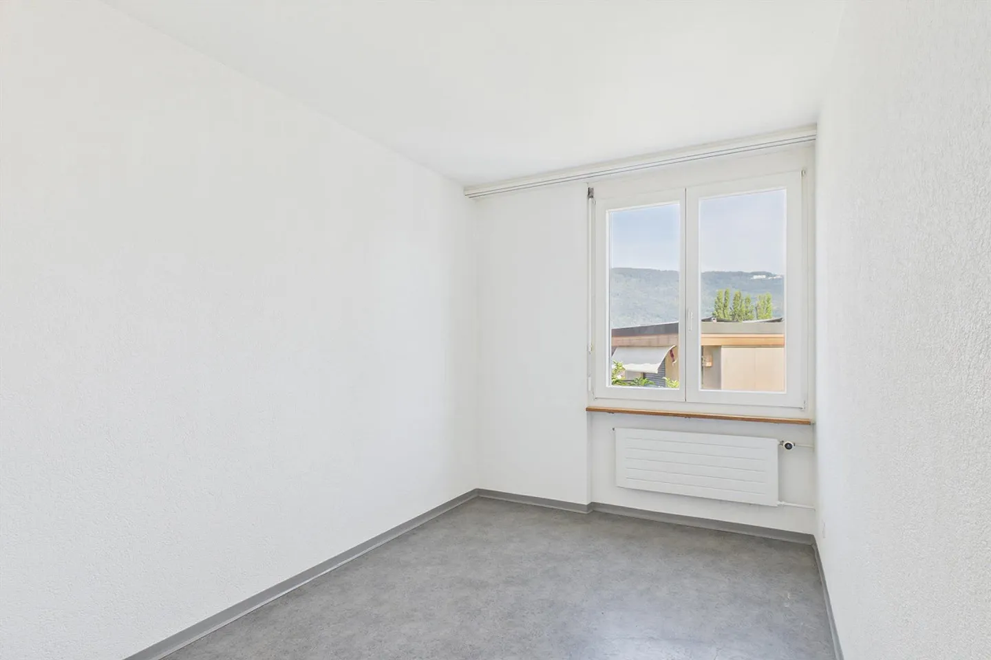 Charming 5-Room Townhouse in Ipsach - Photo 5 of 12